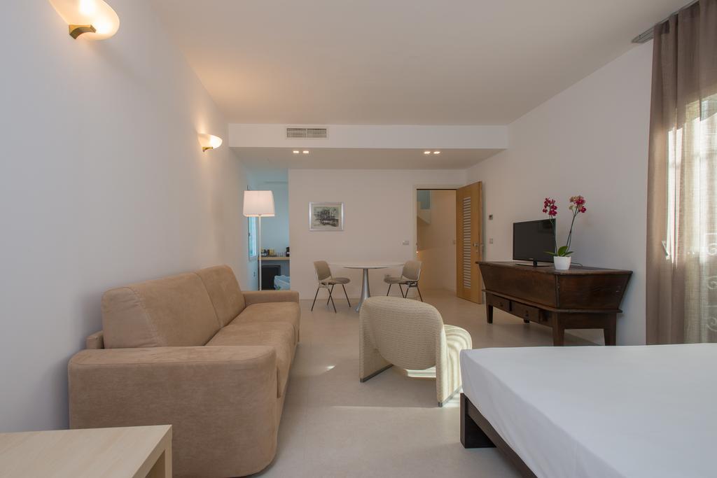 Le Bifore Charming House Lecce Bagian luar foto