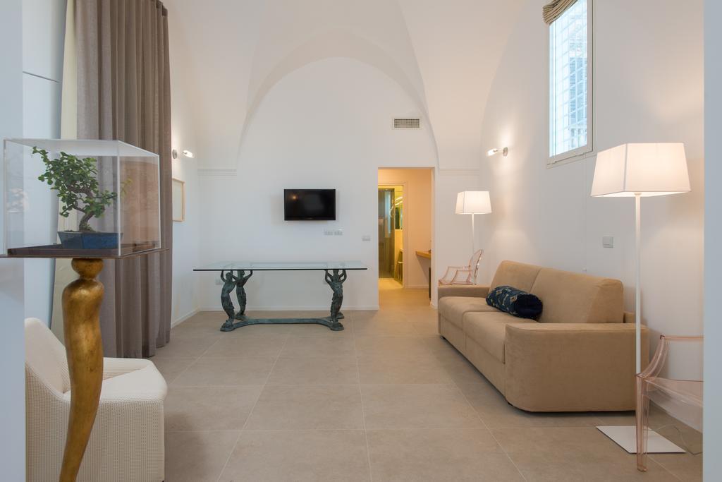 Le Bifore Charming House Lecce Bagian luar foto