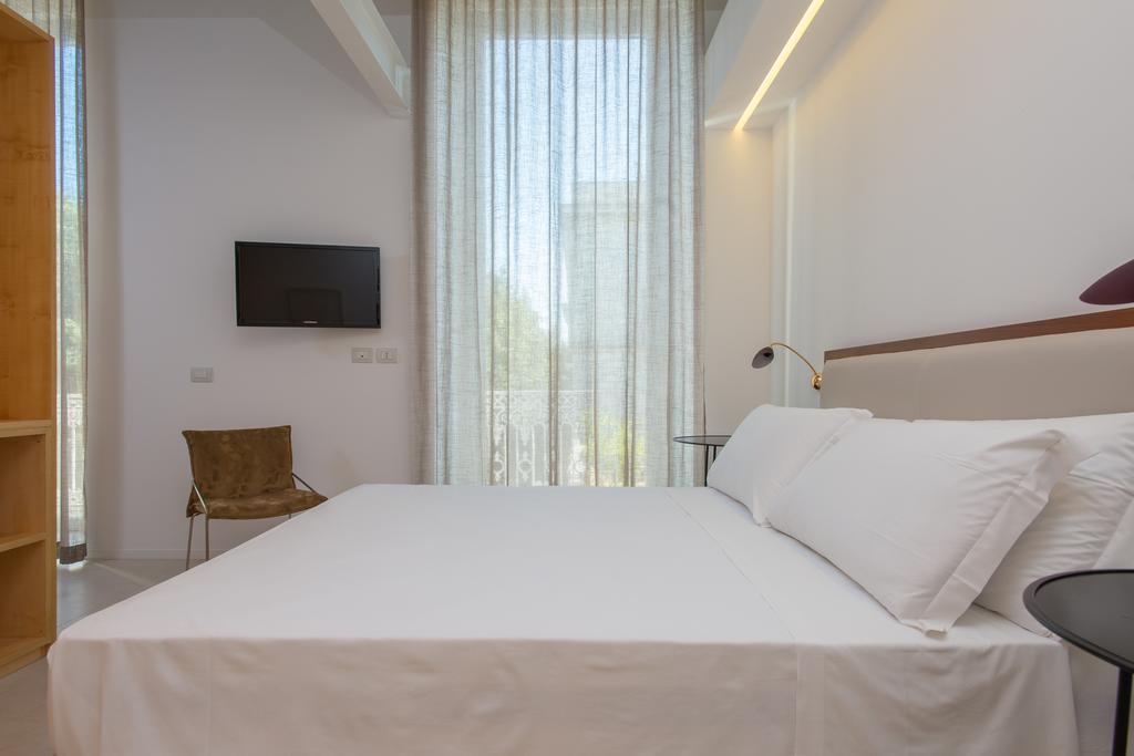 Le Bifore Charming House Lecce Bagian luar foto