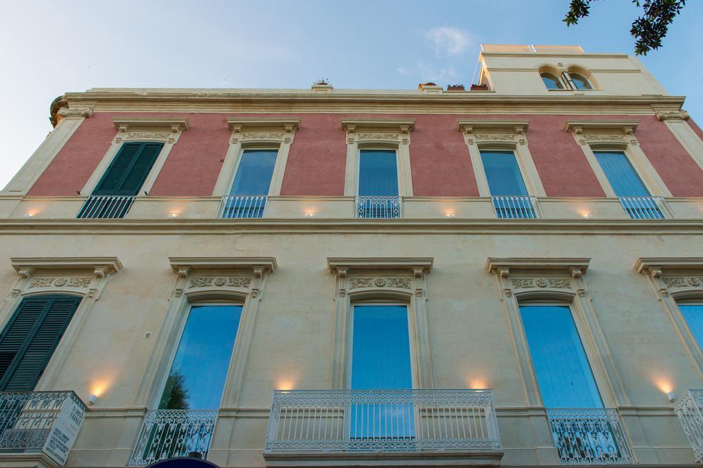 Le Bifore Charming House Lecce Bagian luar foto