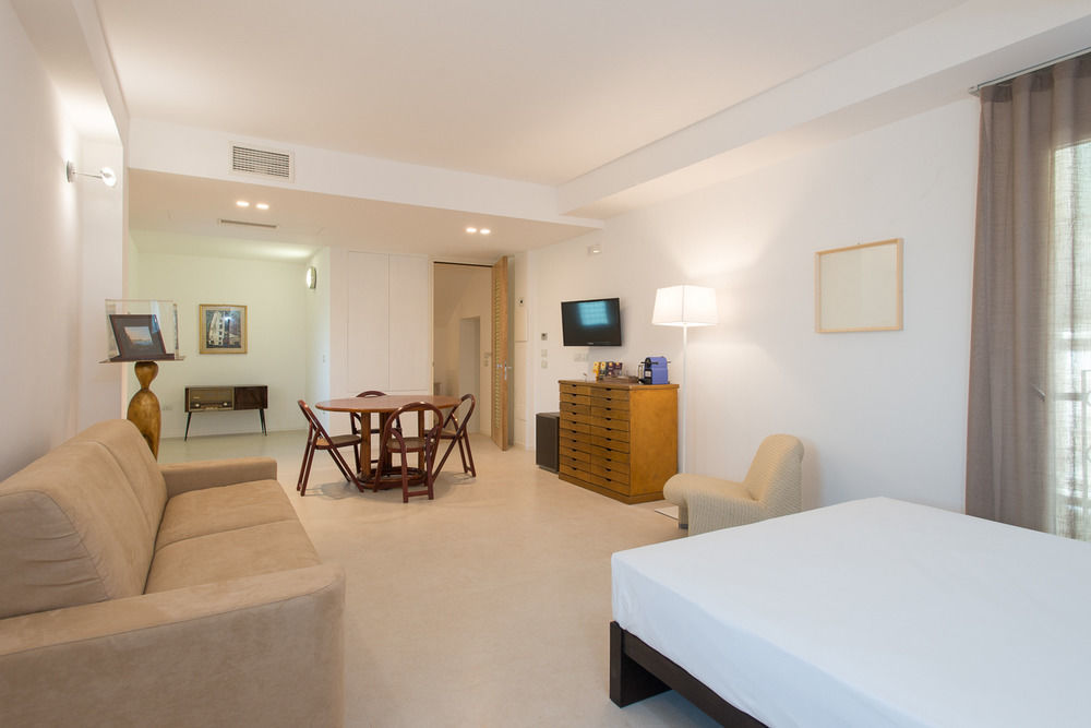 Le Bifore Charming House Lecce Bagian luar foto