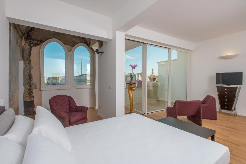 Le Bifore Charming House Lecce Bagian luar foto
