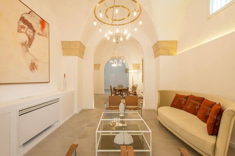 Le Bifore Charming House Lecce Bagian luar foto