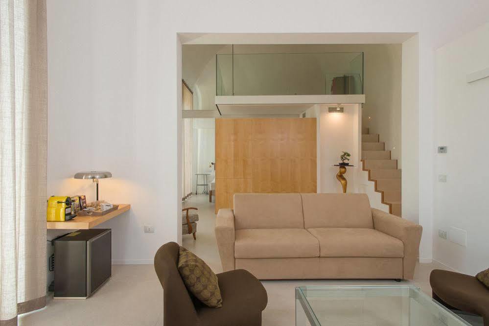 Le Bifore Charming House Lecce Bagian luar foto