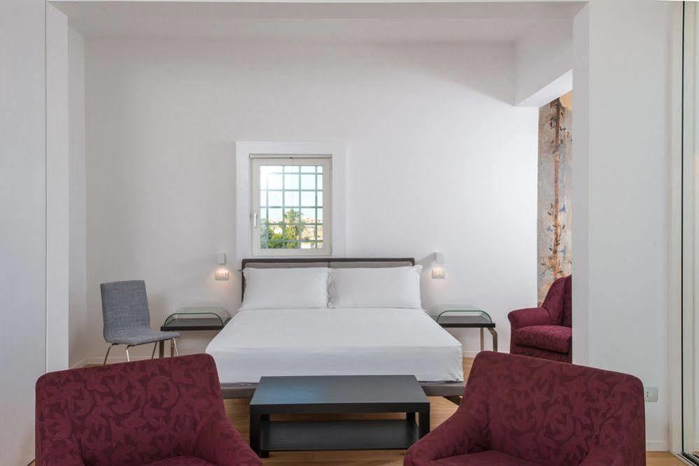 Le Bifore Charming House Lecce Bagian luar foto